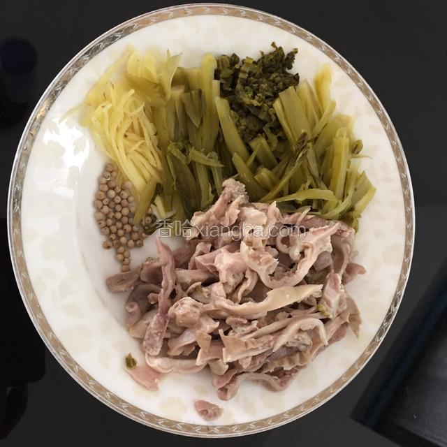 猪肚切丝、酸菜切丝、姜丝切丝备用。