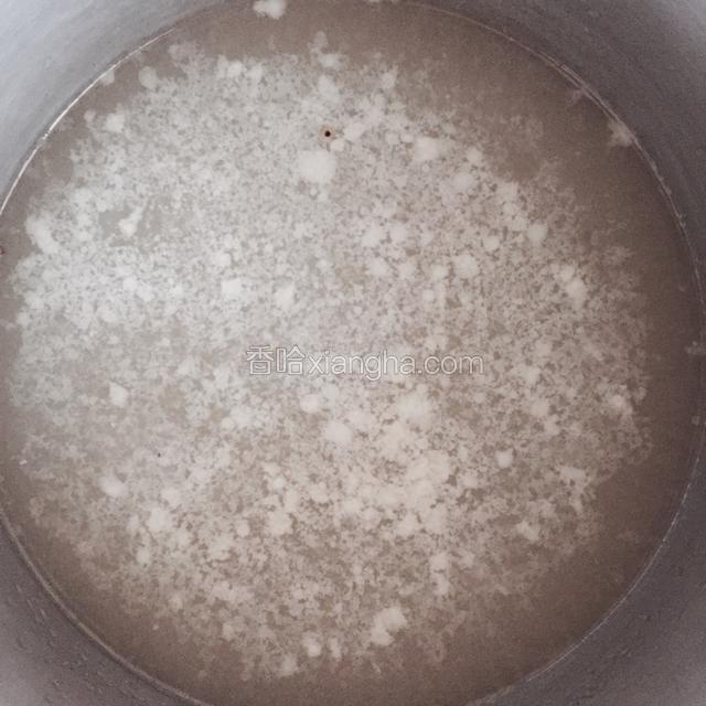 把猪肚汤加水放入胡椒粒烧至水开。