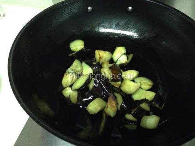 锅内放油烧热，将茄子放进去小火煎熟后盛出
