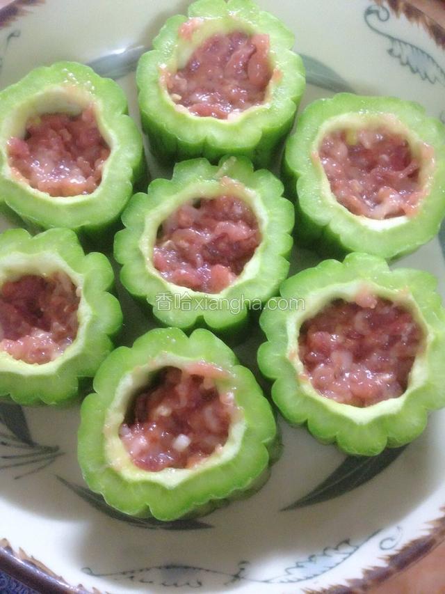 苦瓜切小段洗干净去心，在把拌好的肉末均匀装进瓜里，如图。