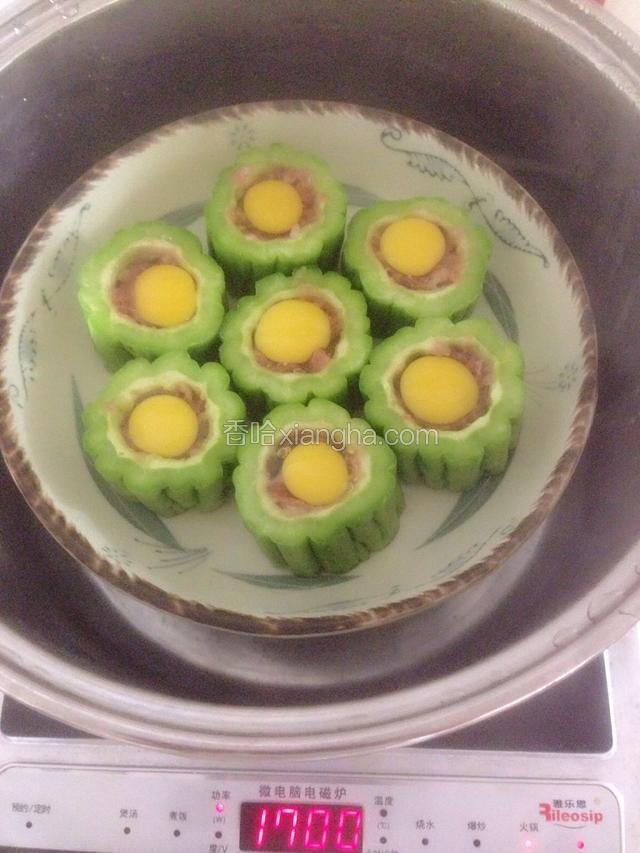每块苦瓜都打上一个鹌鹑蛋，开水大火蒸10分钟。