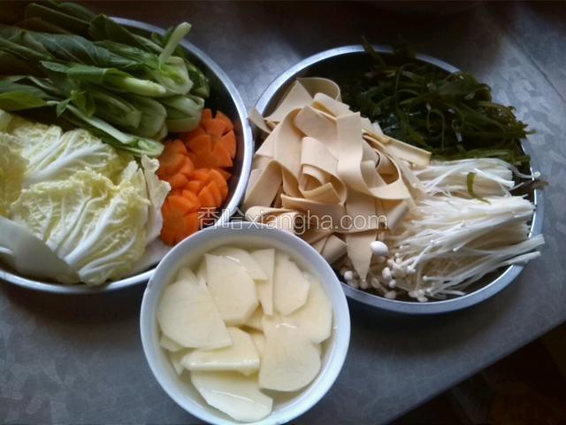 所有食材洗净豆皮切条，青菜分两半、胡萝卜切片、土豆切片泡水、金针菇去根、海带丝切小段、娃娃菜切小段