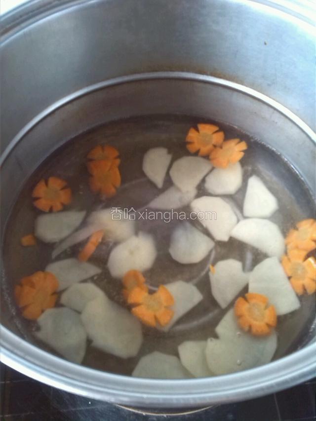 锅里放水烧开先焯土豆胡萝卜至八成熟捞出