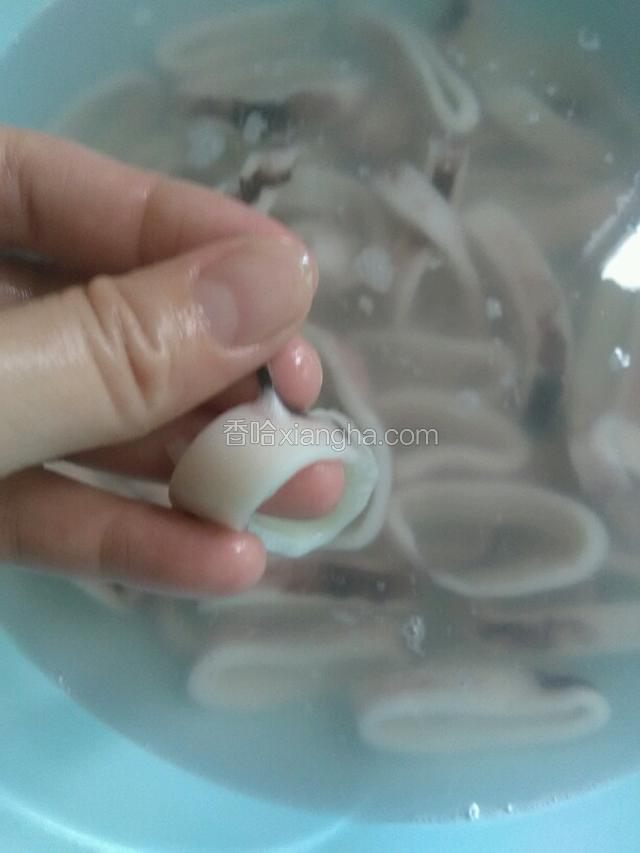 鱿鱼解冻洗净，撕去薄膜