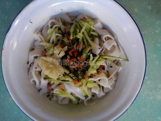 先把面控水放入碗里，之后撒上咸菜末，黄瓜丝，蒜泥。