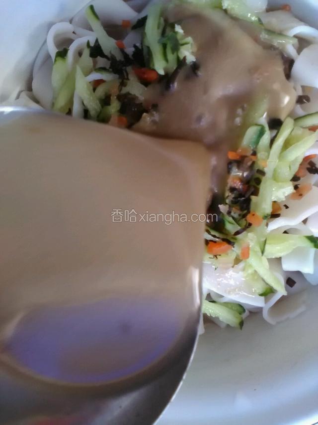 把准备好的麻汁汤浇入面中！