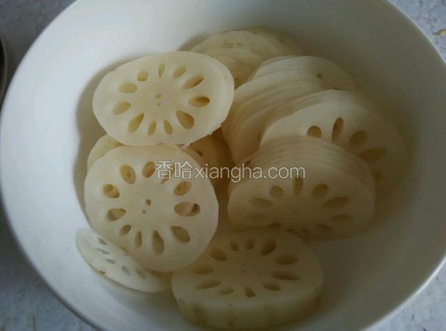 藕切片，开水绰过，投入冰水