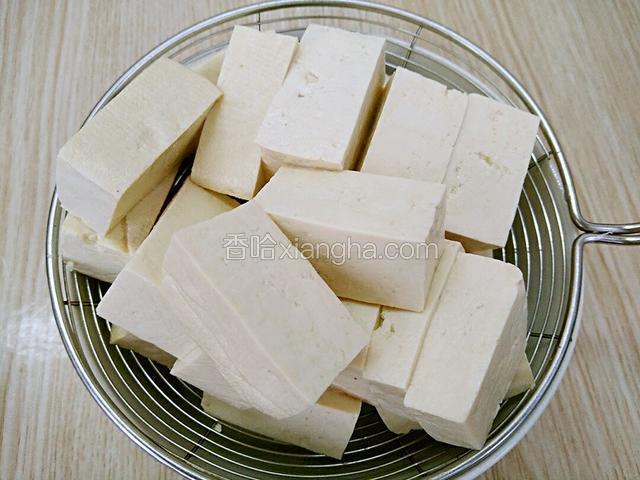 将豆腐洗净切稍微大点的块控干豆腐的水