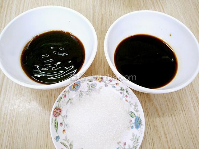 准备好耗油，酱油，白糖