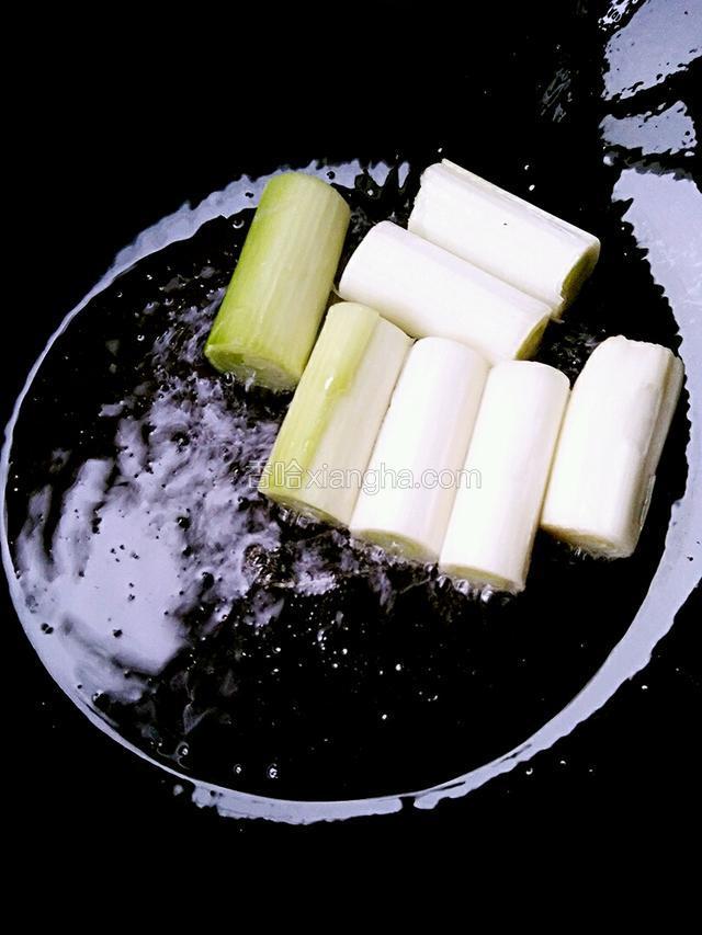 锅里放入适量的油烧热后放入大葱煸出香味