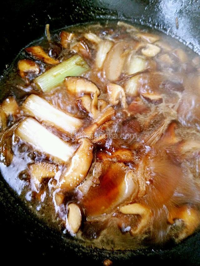 在加入提前准备好的200克热水