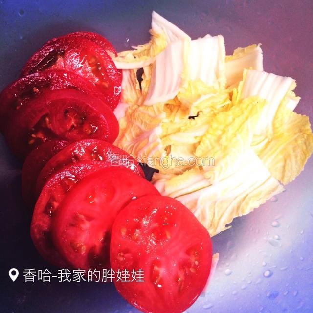 西红柿和白菜切片备用