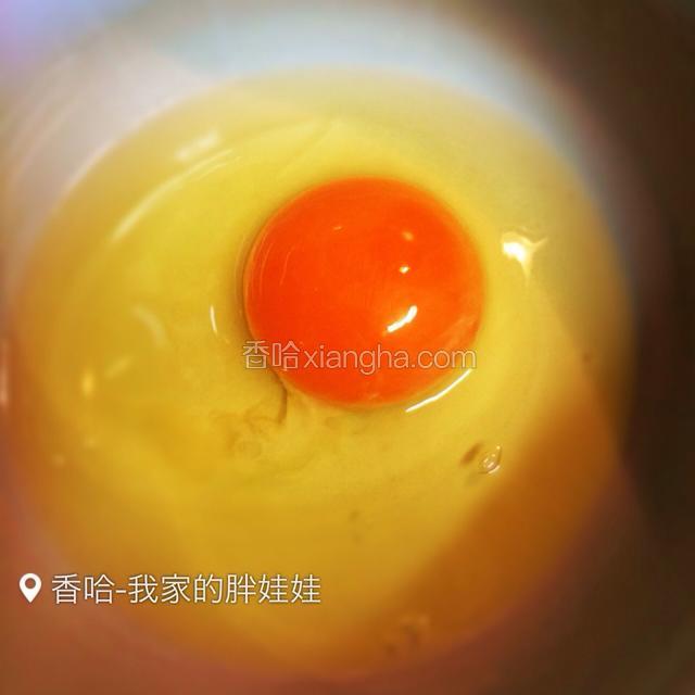 把鸡蛋打到碗里