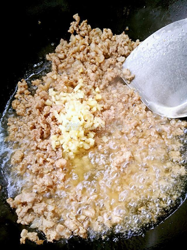 肉馅儿炒变色后放入生姜末炒均