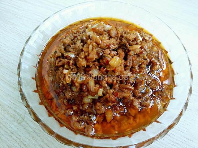 将炒的肉臊子盛在碗里待用（这时准备煮面去）
