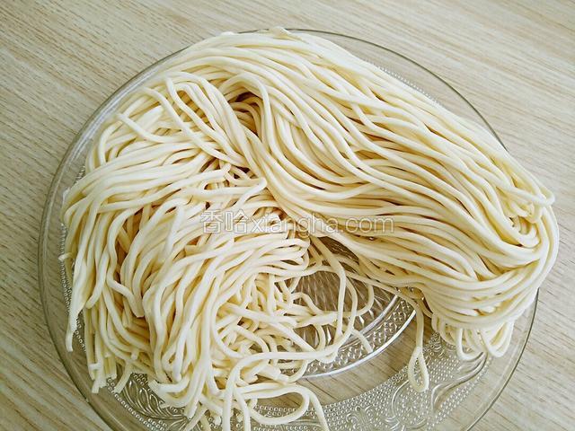 准备好面条（图中是两人份的面）