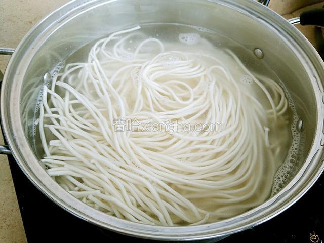 锅里水烧开后放入面条用筷子滑开煮两分钟