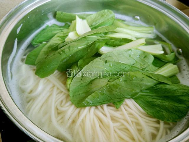 两分钟后放入提前清洗干净的小油菜在煮一分钟即可关火