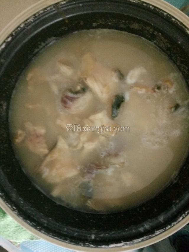 粥煮好了，鱼片一片片放下去，剩下的，酱油汁，不要了。