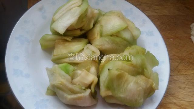 半小时，攥出水，留着茄子备用