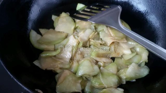 锅中放少许油，油热煸炒茄子片，至软捞出备用
