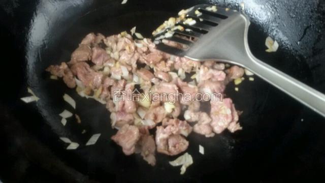 用底油煸炒肉片段生