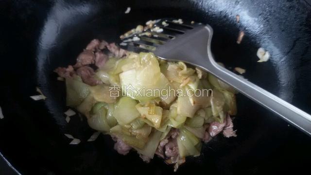 下入茄子片炒匀