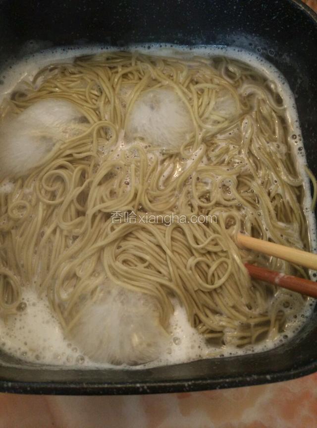 把水烧开后放面条煮十分钟，日式面需要煮久点
