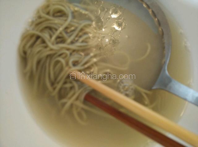 要用凉的开水或矿泉水泡下面条，这样面条有韧性