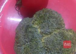 番茄炒西兰花的做法图解1