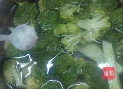 番茄炒西兰花的做法图解2