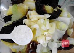 凉拌木耳圆白菜的做法图解5