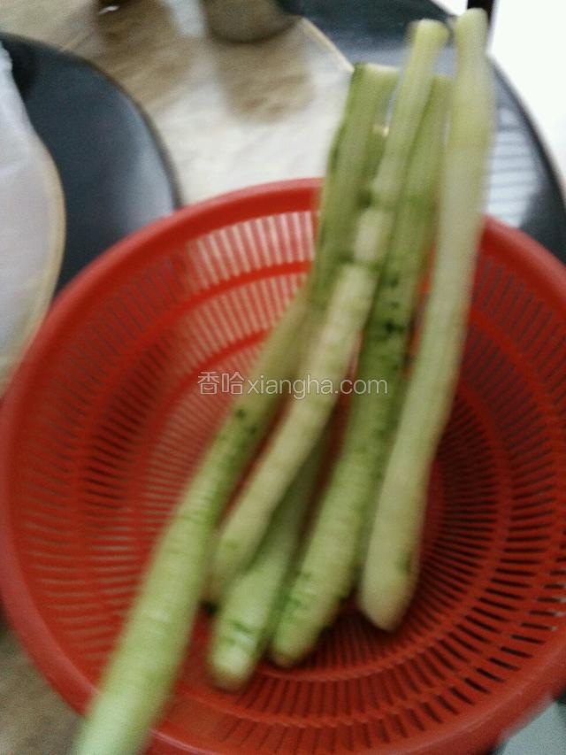 把青瓜削皮洗先放在菜蓝子里