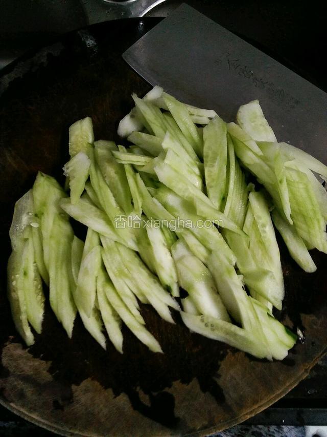 把青瓜切成片
