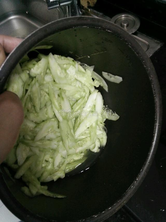 青瓜放盐浸泡倒出盐水