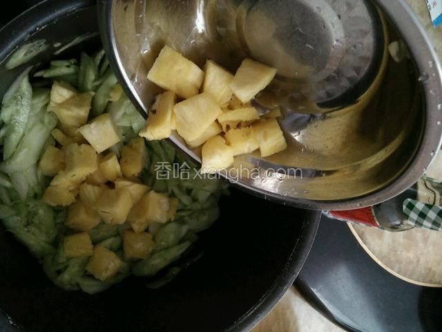 把菠萝倒入青瓜里