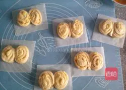 Illustration of how to make butter and shredded coconut bread rolls 14