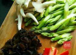 芦笋炒木耳的做法图解3