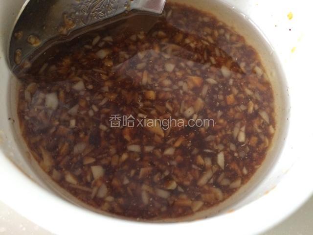 调入其他调味料，混合成均匀的料汁；