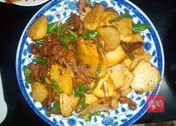 青椒凉薯炒新疆熏马肉的做法图解3