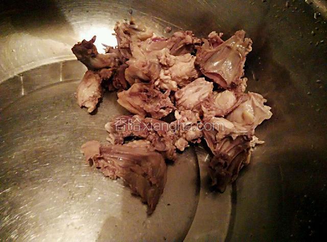 锅烧水开，放入鸡架块汆烫，再次煮开捞出过水，控干！