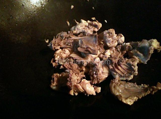 锅里放油加热，爆香姜蒜，倒入鸡架翻炒！