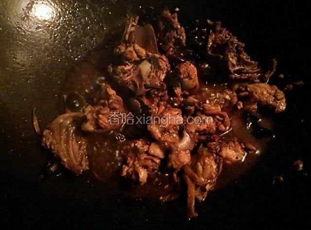 放入黄酒盐糖生抽，加入少许水大火焖煮一会儿！