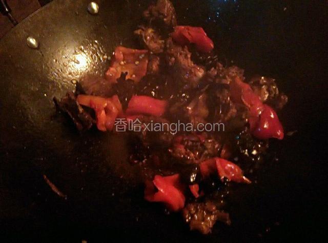 等水熬制的差不多～放入红椒块大火翻炒！