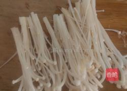 蛋煎金针菇的做法图解2