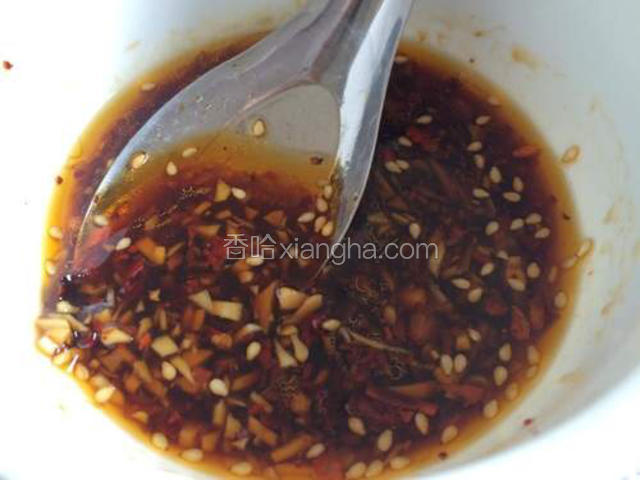 蒜切碎末放在碗里，其余调味料都集中在这个碗里，再少加一点点清水混合成均匀料汁；