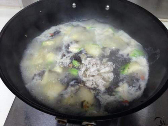 瘦肉放入汤用，加入少许盐，继续熬煮一分钟，加入香油即可出锅