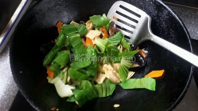 炒至均匀下入油菜叶，加少许生抽酱油，盐，糖，鸡粉翻炒快速出锅即可