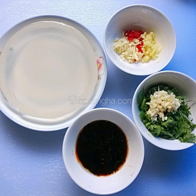 准备好食材，香菜洗净切碎，蒜姜辣椒切末，留一半蒜末和香菜放一起，另取一碗将酱油、老抽、米醋、辣椒油、香油调好拌匀