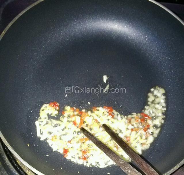取一锅入少许调味油，将蒜姜辣椒末爆香
